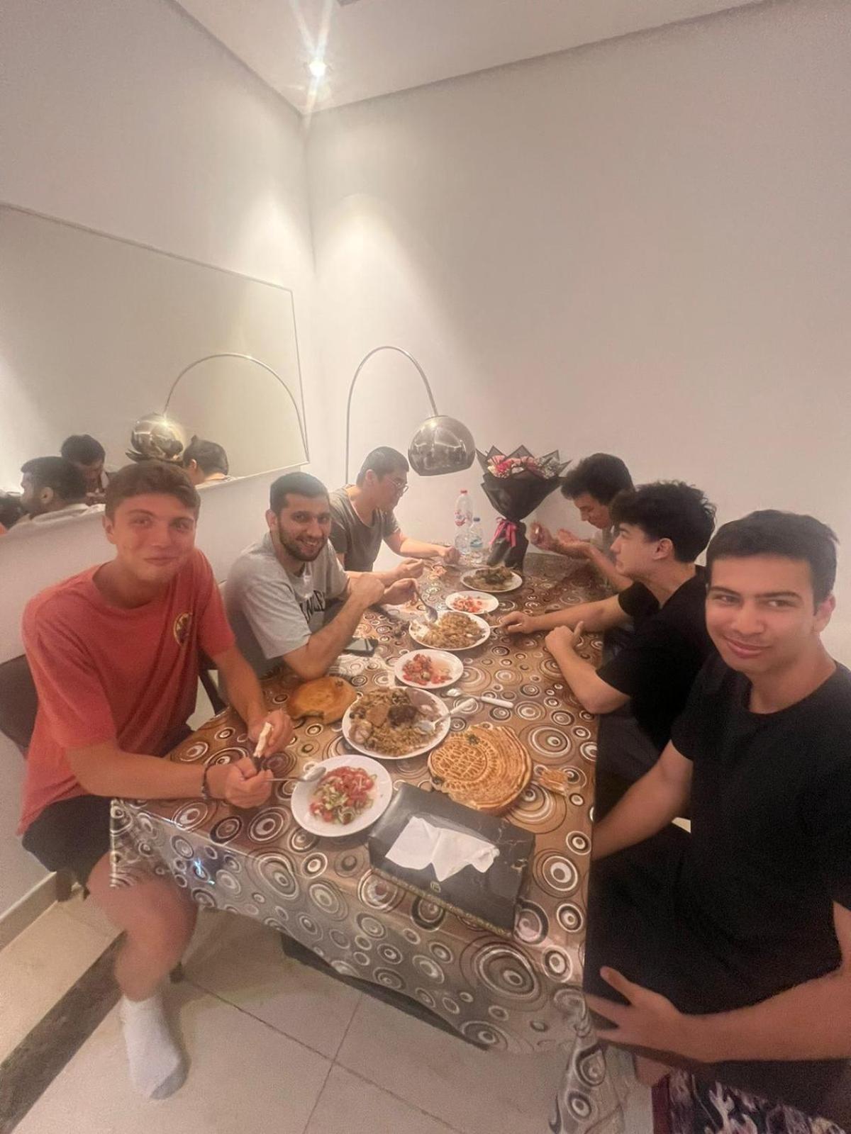 Downtown Holiday'S - 1 Min To Dubai Mall & Burj Khalifa Hostel ภายนอก รูปภาพ