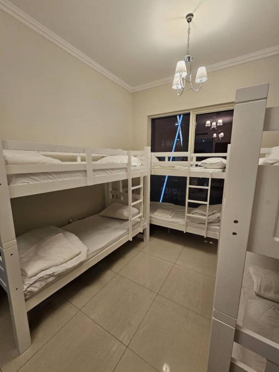 Downtown Holiday'S - 1 Min To Dubai Mall & Burj Khalifa Hostel ภายนอก รูปภาพ