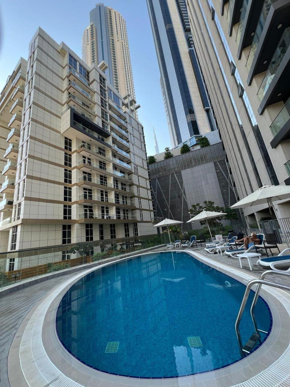 Downtown Holiday'S - 1 Min To Dubai Mall & Burj Khalifa Hostel ภายนอก รูปภาพ